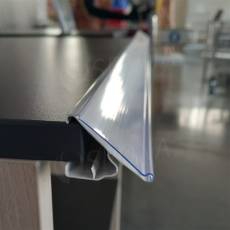 Cenovková lišta násuvná na police 16 až 20 mm, 40 x 990 mm, sklon 45°, biele pozadie