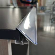 Cenovková lišta násuvná na police 16 až 20 mm, 40 x 1240 mm, sklon 45°, biele pozadie