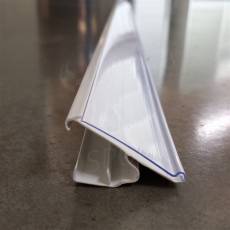 Cenovková lišta násuvná na police 16 až 20 mm, 40 x 990 mm, sklon 45°, biele pozadie