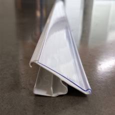 Cenovková lišta násuvná na police 16 až 20 mm, 40 x 1240 mm, sklon 45°, biele pozadie