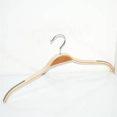 Drevený lepený vešiak, typ BT, šírka 42 cm, s protišmykovou úpravou, 1 ks